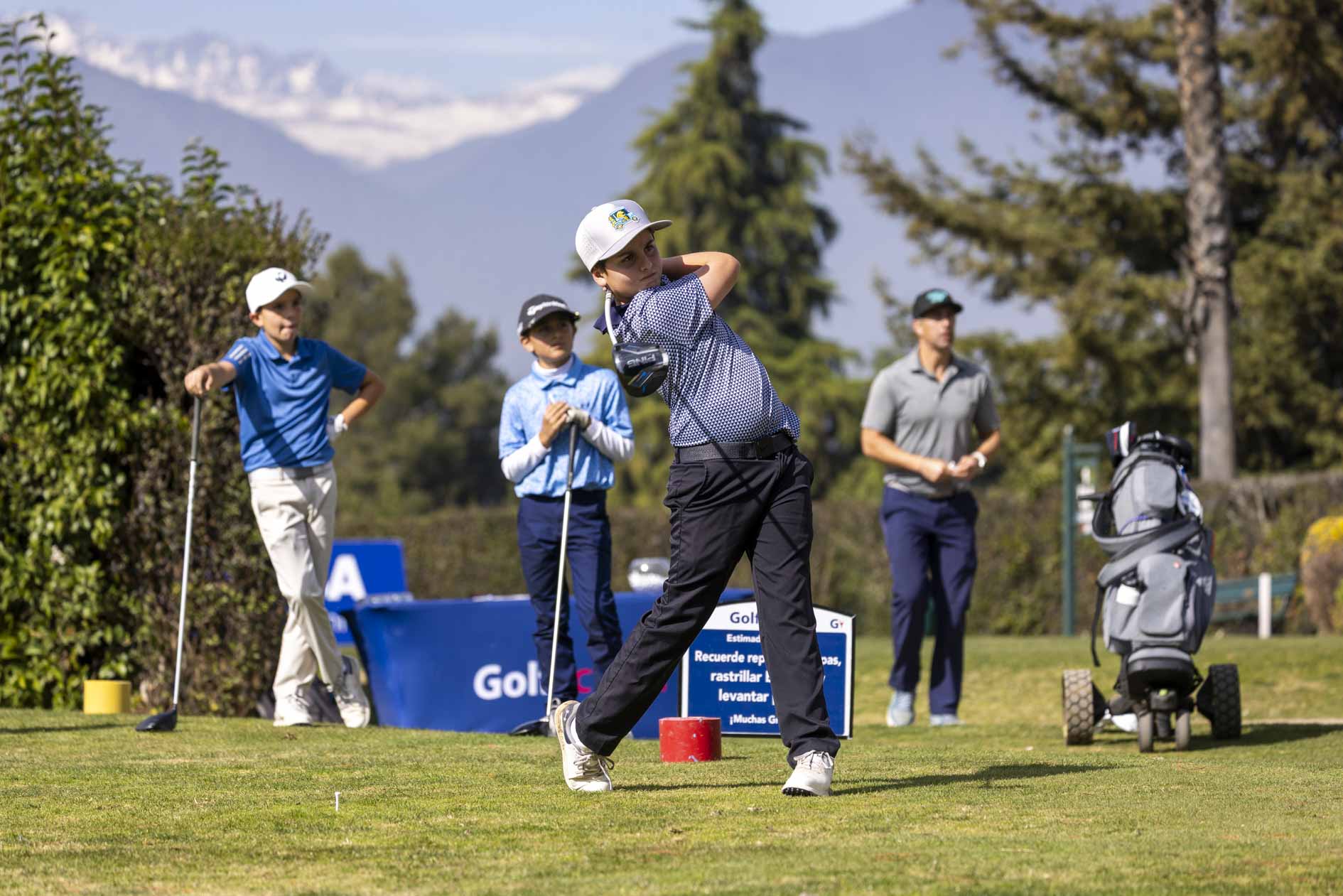 Joven golfista en el tee, Golf Action